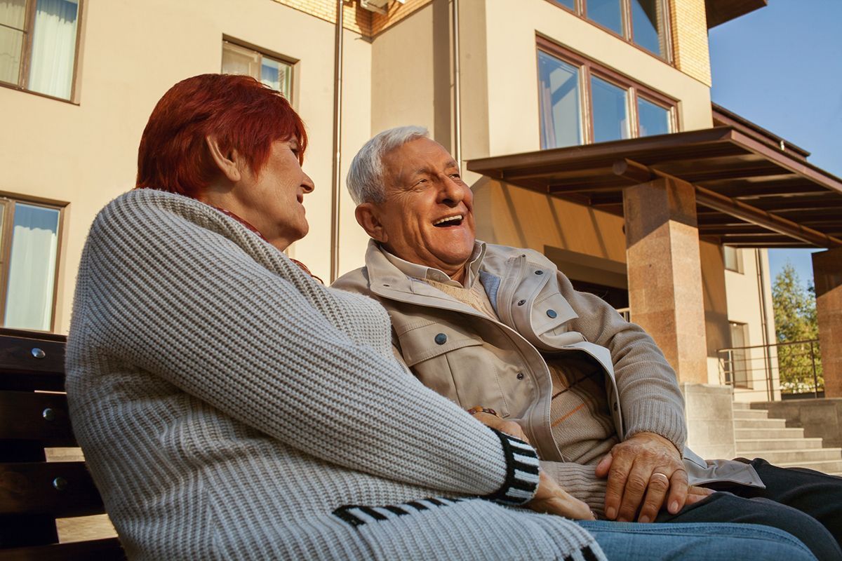 Люди пожилого возраста нуждаются в ежедневном контроле, заботе и опеке. Если вы в силу определенных обстоятельств не можете круглосуточно находиться с престарелым человеком, вам необходимо обратиться за квалифицированной помощью к сиделке. За счет того, что выбрать хорошего специалиста в своей области довольно непросто, рекомендовано воспользоваться услугами частного пансионата для пожилых людей.  Дом-интернат для престарелых «Долгожители» в пос. Тярлево Ленинградской области предлагает свои услуги для пожилых людей. Мы гарантируем высокий уровень сервиса по цене, доступной для любого бюджета. Большое количество вариантов размещения позволяет вам выбрать тот вариант, который подходит именно для вашего близкого. Что представляет собой частный дом престарелых В наш дом-интернат для престарелых и инвалидов вы можете оформить пожилого человека на временное проживание, например, на период отпуска или длительной командировки и на постоянное размещение. Для каждого постояльца наши сотрудники обеспечивают высокий уровень ухода и комфорта. При этом вы постоянно можете поддерживать связь, как со своим близким, так и с сотрудниками нашего пансионата для инвалидов и здоровых постояльцев.  Частный пансионат для пожилых людей – это место, где ваш близкий будет окружен теплом и заботой.  Мы принимаем следующие категории постояльцев: 	инвалиды 1 и 2 группы; 	лежачие пациенты; 	пожилые люди, страдающие деменцией и иными психическими заболеваниями; 	здоровые постояльцы, а также все больные, страдающие различными соматическими патологиями. За счет того, что в домашних условиях для пожилых людей довольно тяжело создать комфортную для них обстановку, помещение близких в лучший пансионат для престарелых людей «Долгожители» в пос. Тярлево Ленинградской области станет рациональным и оправданным решением.  Как попасть в дом престарелых Если вы хотите остановить свой выбор на нашем дом-интернате для престарелых, позвоните нам по номеру телефона, указанному на сайте. Наш сотрудник назначит вам дату и время посещения. В указанный день в