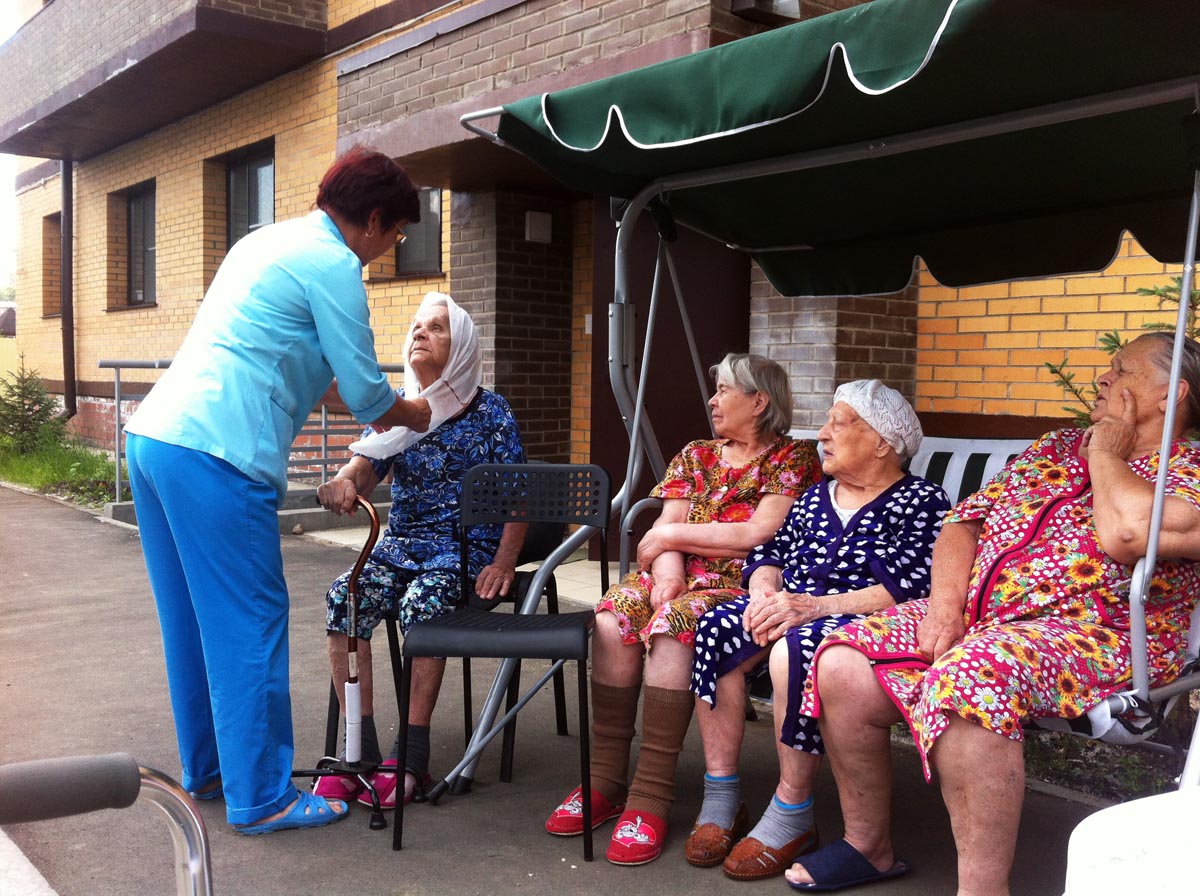Частный пансионат для пожилых людей «Долгожители» в Бокситогорске – это уют, тепло и забота о каждом постояльце. В силу различных причин близкие не всегда могут позаботиться о пожилом человеке, особенно, если у него есть тяжелые заболевания типа деменции, Альцгеймера, Паркинсона, сахарного диабета, гипертонии. Кого мы сможем принять в дом-интернат для престарелых и инвалидов? Наш частный дом престарелых готов принять пожилых людей со следующими заболеваниями: –	сердечно-сосудистыми; –	Альцгеймером; –	Паркинсоном; –	после инфаркта, инсульта; –	лежачих; –	тяжелобольных; –	инвалидов на колясках; –	больных после операций, переломов, травм; –	психически больных, пожилых со слабоумием. Далеко не во всех организациях принимают пенсионеров с такими отклонениями со стороны здоровья, однако наш пансионат для престарелых и инвалидов «Долгожители» в Бокситогорске готов принять пожилого человек вне зависимости от имеющихся заболеваний и состояния здоровья. Наши специалисты имеют большой опыт работы как с тяжелобольными, так и с лежачими больными, инвалидами и стариками после операций и травм. Наш пансионат подходит для инвалидов 1 и 2 группы. После медикаментозного лечения или оперативного вмешательства, наложения гипса больному требуется круглосуточный уход и всесторонняя помощь. Если вы не можете ее обеспечить, не стоит подвергать близкого человека опасности или оставлять его надолго одного в больнице. В одиночестве может ухудшиться не только его психоэмоциональное, но и общее состояние здоровья. Неврозы и депрессии провоцируют развитие более серьезных заболеваний, отклонений в психике и т.д. Наш пансионат для пожилых инвалидов «Долгожители» в Бокситогорске готов организовать каждому постояльцу всесторонний уход и помощь, а также реабилитационные мероприятия для восстановления и поддержания здоровья. Ежедневные прогулки и пятиразовое сбалансированное специально разработанное индивидуальное меню как нельзя лучше способствуют хорошему самочувствию пожилого человека в нашем пансионате для пенсионеров. Пансионат для пожилых и п