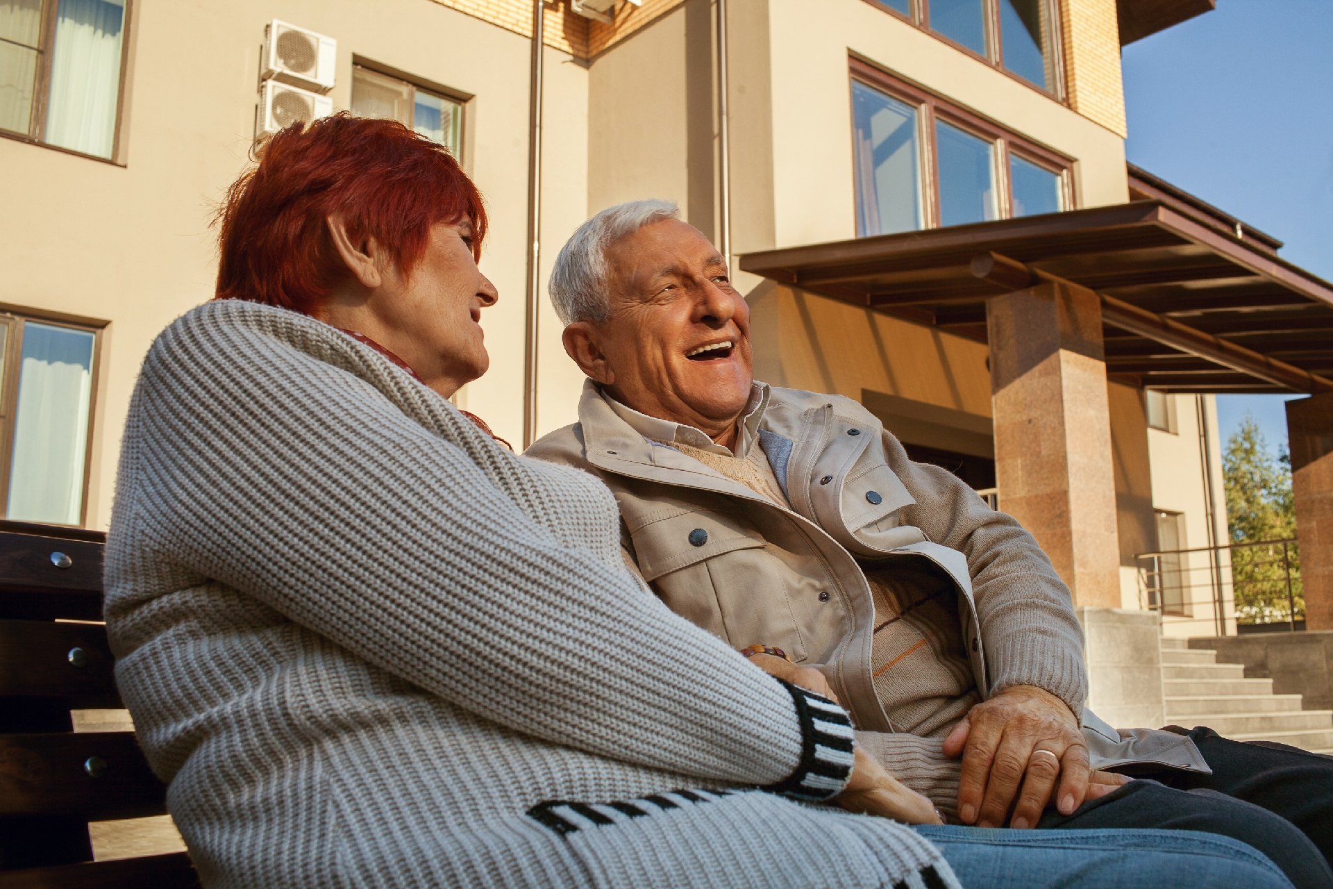 Во многих странах оформление родственника в дом престарелых - это норма. Мало того, многие люди предпенсионного возраста заранее начинают подыскивать для себя лучший пансионат для пожилых людей сами, ориентируясь на стоимость услуг и личные предпочтения. Идея того, что пенсионеру в частном доме престарелых удобнее и безопаснее, чем в одиночестве квартиры или частного дома, уже становится вполне приемлемой. Стоит отбросить стороннее мнение и оценить достоинства частного пансионата для престарелых и инвалидов беспристрастно. В числе лучших по Ленинградской области - дом для пожилых людей "Долгожители" в Лесогорском. 5 причин выбрать частный пансионат В пылу споров о том, что предпочесть, сиделку на дому или дом престарелых, многие упускают их виду очень важное обстоятельство - уровень квалификации сиделки. Если это человек с опытом и медицинским образованием, то он, скорее всего, будет заниматься только уходом и процедурами, не отвлекаясь на сторонние вопросы. И стоить такие услуги будут дорого. Сиделка без опыта, вероятно, будет согласна исполнять не только прямые обязанности, но еще и заниматься бытовыми вопросами, такими как стирка, готовка, закупка продуктов. В этом случае перечень дел шире, а значит, и внимания подопечному меньше. И самое главное, сиделка тоже человек, в ее жизни могут возникнуть непредвиденные обстоятельства и пенсионер останется без присмотра. А пенсионеру с деменцией или другими возрастными нарушениями этого достаточно, чтобы попасть в беду. Еще хуже сложится положение, если старик лежачий. В частном доме-интернате для престарелых людей такого положения не может быть по определению. Там работает штат квалифицированных сотрудников, которые прошли соответствующую подготовку, имеют опыт работы с постояльцами разной степени дееспособности, знают особенности возрастной психологии. Достоинства размещения пенсионера за пенсию с доплатой в частном пансионате: 	высокий уровень комфорта; 	безопасность; 	профессиональный присмотр и уход; 	адаптация помещений под требования и возможности возрастных