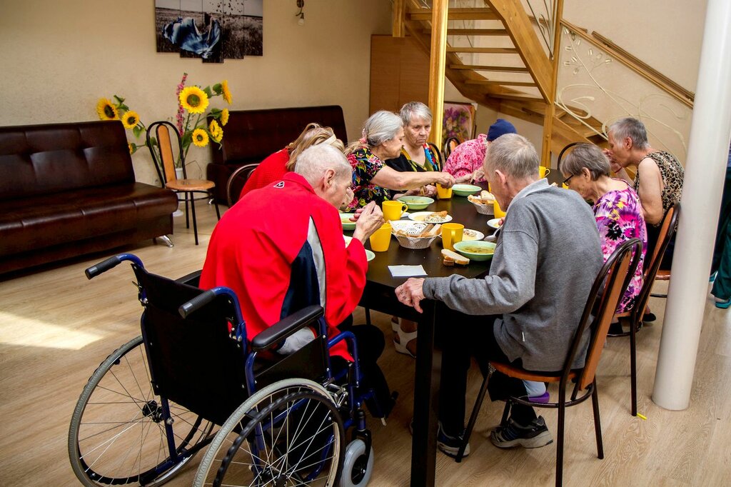 Специальный дом-интернат для престарелых и инвалидов — это место, где каждому уделяют внимание и следят за состоянием всех жильцов. Вы можете обратиться к нам, чтобы определить пожилого родителя на постоянное проживание, а также воспользоваться нашими услугами на выходные. Почему нас выбирают? Среди наиболее важных преимуществ нашего центра: 1. Удобное расположение вдали от городской города и в полном спокойствии. 2. Полноценное многоразовое питание, возможно соблюдение индивидуальной диеты, прописанной врачом. 3. Возможность выбора дополнительных услуг за отдельную плату. 4. Высокий уровень обслуживания и сервис. 5. Только доброжелательное отношение к пенсионерам. 6. Пансионат для инвалидов «Долгожители» в Дружной Горке имеет всё необходимое для ухода за стариками с тяжелыми диагнозами и в сложном состоянии. На дому организовать специальное оборудование будет очень сложно и дорого. 7. Наши услуги стоят дешевле, чем заказывать приходящую сиделку на дом. 8. Пансионат для лежачих пожилых людей «Долгожители» в Дружной Горке предлагает разные тарифы, где вы платите только за необходимые услуги и не переплачиваете. 9. Ещё до размещения у нас можно посетить учреждение, взять с собой на экскурсию родителя, познакомиться с нами и осмотреть частный дом престарелых. 10. Мы не контролируем пребывание родственников, поэтому вы будете на связи с пожилым человеком даже после его размещения. Как определить пожилого человека в дом престарелых? Если вы планируете размещение в частный пансионат для пожилых людей «Долгожители» в Дружной Горке, оформить пенсионера получится в кратчайшие сроки и без хлопот. Чтобы определить в наш дом пожилых инвалидов пенсионеров, понадобятся оригиналы документов: паспорта, полиса и СНИЛСа, а также рекомендации от врача, чтобы мы смогли подобрать наиболее подходящий уход. При оформлении к нам, мы заключаем письменный договор о предоставляемых услугах, согласуем цену и тариф, после чего вы сможете благополучно разместить на пенсионера. Если для вас важен вопрос сроков, пансионат для престарелых «Долго